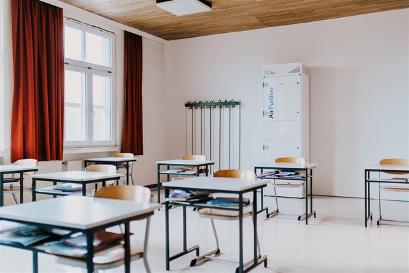 Am Johannes Nepomuk Gymnasium in Rohr wurde jetzt der erste Luftreiniger der WOLF GmbH in einer Schule in Bayern aufgestellt.