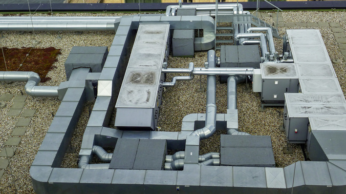 Die Förderpolitik für Lüftungsanlagen beschränkt sich derzeit auf die Nachrüstung in öffentlichen ­Gebäuden, sollte aber nach Einschätzung des ZVSHK ­erweitert werden.