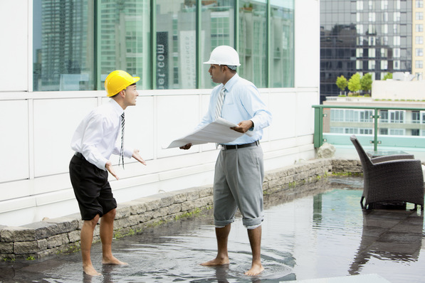 Bild 1: Flachdächer und ihre Entwässerungssysteme geraten bei Starkregen oft an ihre Leistungsgrenzen.