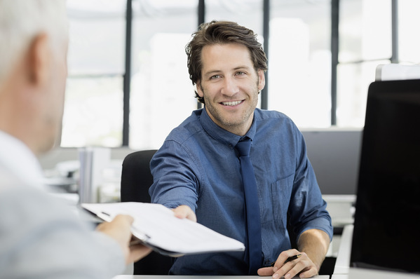 Eitelkeiten und Vorurteile sind eher Hemmschuhe, wenn man sich über die Nachfolgeregelung Gedanken macht. Sie sollten bewusst beiseitegelassen werden. Erst dann hat man einen klaren Blick auf die mögliche Zukunft des Unternehmens. 