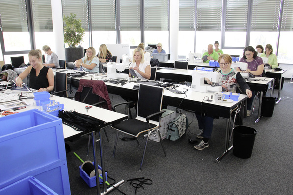Mit vollem Einsatz dabei, aber nicht bloß „mit heißer Nadel“ genäht: Das Unternehmen Grünbeck handelte ganz im Sinne seiner Kunden und Mitarbeiter und setzte kurzerhand eine eigene Maskenproduktion auf, um die Versorgungssicherheit zu gewährleisten. Soweit es der SBZ-Redaktion bekannt ist, hat Jens Spahn bisher noch keine Kapazitäten abgefragt!