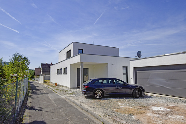 Das kubisch entworfene, KNX-vernetzte Smarthome gibt eine Antwort auf die Frage, wie sich Betriebsflexibilität, Wohnkomfort und eine moderne Optik verbinden lassen.﻿