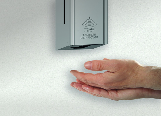 Flexibel, praktisch und hygienisch können die neuen Desinfektionsmittel-Spender von Franke an der Wand oder an einer mobilen Standsäule montiert werden. 