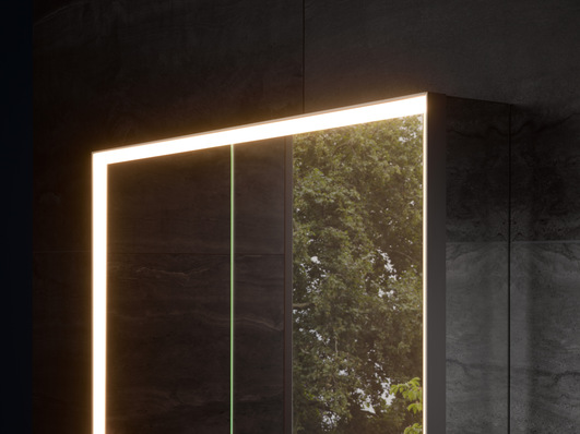 Der Keuco-Spiegelschrank Royal Lumos mit 900 mm hohen Spiegeltüren und umlaufendem Leuchtrahmen..