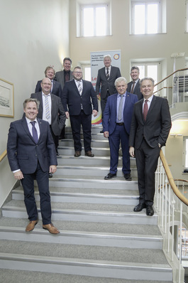 Erich Schulz (hinten rechts) wurde mit überwältigender Mehrheit durch die Mitgliederversammlung bestätigt, genauso wie sein Stellvertreter Arnold Pöppl (3. v. l.).