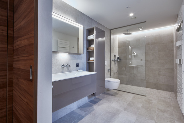 Die großzügigen Bäder mit viel Stauraum und Ablageflächen lassen für die Gäste keine Wünsche offen. Gertreu der stilvollen Linie des Hauses wurde auch hier bei den Badmöbeln, Lichtspiegeln, Armaturen und Accessoires auf Qualität von Keuco gesetzt. Darf in keinem Bad fehlen: der iLook_move Kosmetikspiegel.