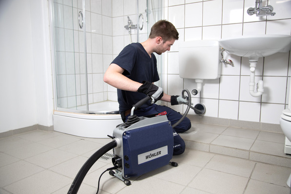 Die robuste und leistungsstarke Wöhler RM 300 Rohrreinigungsmaschine löst Verstopfungen in Innen- und Außenleitungen.