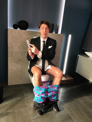 Der Comedian Matze Knop demonstriert seine Erfahrung mit dem Hybrid aus WC und Bidet in verschiedenen Videoclips.