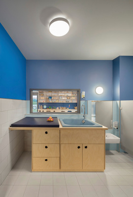 Auf den Wickelkommoden sind bermudablaue BetteDelta-Dusch­wannen mit Hahnloch zu Waschtischen mit Armatur umfunktioniert.