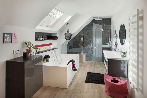 Der Glasausschnitt ist eine Sonderanfertigung, angepasst an die Gegebenheiten vor Ort.