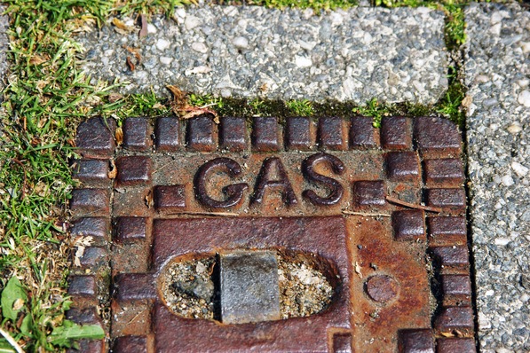 Erdgas wird kontrovers diskutiert. Als fossiler Energieträger ist er nicht zukunftsfähig, hat aber einen Vorteil bei den verbrennungsbezogenen CO 2 -Emissionen gegenüber Heizöl.