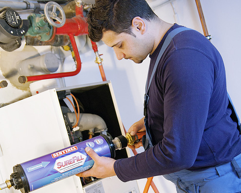 Die Heizungsanlage wird mit der „SureFill“-Vollentsalzungspatrone befüllt. Eine Farbwechselanzeige signalisiert die Wirksamkeit. Sind die entsalzenden Harze verbraucht, wechselt sie die Farbe von Dunkelblau zu Beige.