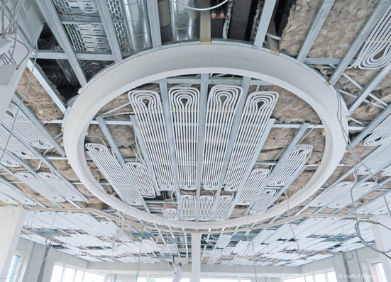 Bild 1: Fugenlose, modulare Kühldecken passen sich schwierigen Raumgeometrien an und bieten so Freiheit bei der Raumgestaltung.