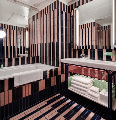 Die weiße BetteForm Badewanne ist ein visueller Anker in diesem poppigen Badezimmer des Londoner The Standard.