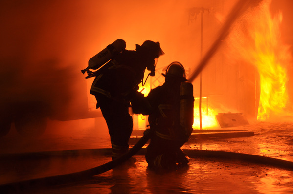 In der Nacht zum Mittwoch hat eine Halle auf dem Gelände von Bosch Thermotechnik im baden-württembergischen Wernau bei Esslingen Feuer gefangen und einen Millionenschaden verursacht.