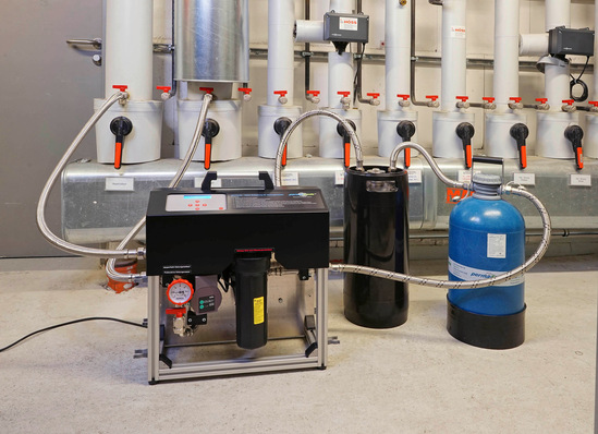 Die Sauerstoffzehrpatrone Oxred PT-OR (mi.) entfernt Sauerstoff aus dem Heizungswassser. Für die Anlagenaufbereitung im Teilstromverfahren lässt sie sich mit dem mobilen Gerät Permaline (li.) und der Entmineralisierungseinheit Permasoft (re.) in Reihe schalten.