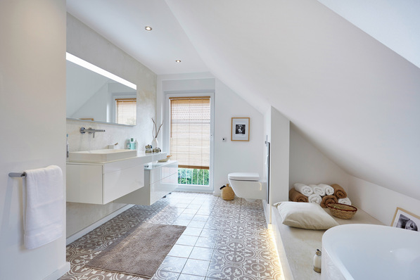 Heute: Für die neue helle und großzügige Badgestaltung wurden Zimmer in der oberen Etage eines Einfamilienhauses zusammengelegt.