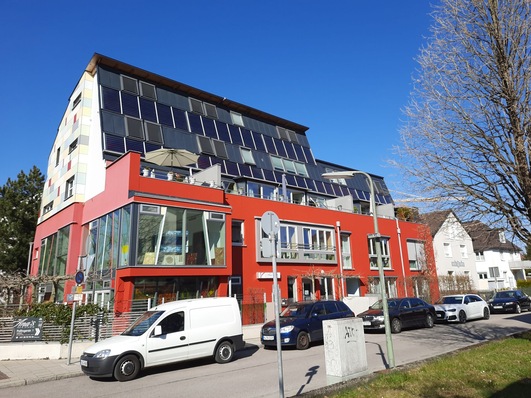 Solarthermie-Anlage auf einem Wohn- und Geschäftshaus.