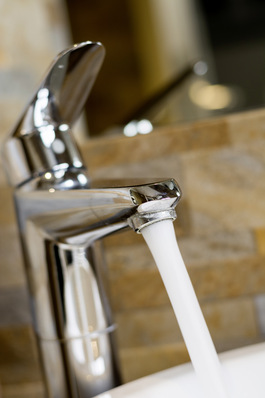 Wasserschlag-Gefahr: Der Überdruck kommt zu dem bereits in der Leitung vorhandenen Druck hinzu und kann verschiedene Auswirkungen verursachen, vom einfachen Vibrieren („Schlagen“) der Rohre bis hin zu ernsthaften Problemen wie einem Wasserschaden.