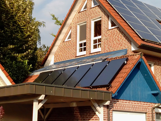 Bild 1: In diesem 1994 gebauten Einfamilienhaus mit 130 m² beheizter Fläche wurde nach 25 Jahren die Kohleheizung gegen eine Wärmepumpe mit zwei Erdsonden (jeweils 70 m und 10,4 kW) getauscht. Die Wärmepumpe wurde sowohl mit einer Solar-
thermie- als auch mit einer PV-Anlage kombiniert.