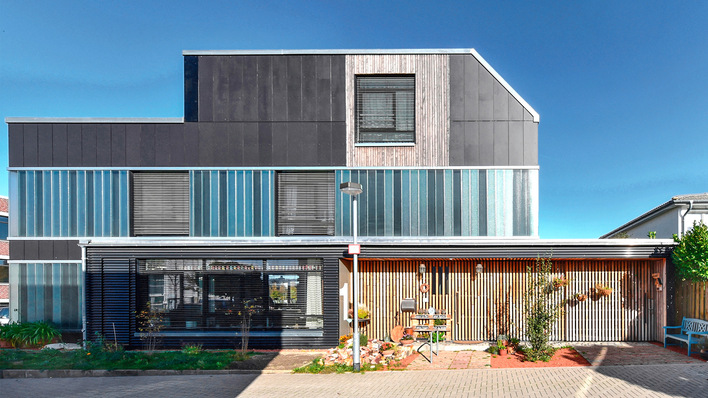 Bild 1: Nach drei Jahren Vorbereitungszeit wurde im Sommer 2019 das bundesweit erste Recyclinghaus fertig­gestellt. Die hohen normativen Bauanforderungen ließen jedoch „nur“ eine 50-prozentige Recyclingquote zu. Neue Materialien wurden so eingebaut, dass sie beim Rückbau wiederverwendet werden können.