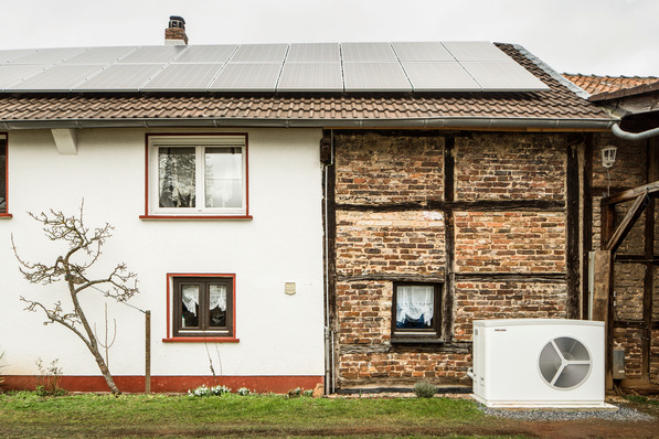 Bild 1: Der 180 Jahre alte Dreiseitenhof am Rand der Nordeifel verfügt über 140 m² Wohnfläche, ein 70 m² großes Gästehaus und einen Stall. Hier wurde die bestehende Gasheizung gegen eine Luft/Wasser-Wärmepumpe von Stiebel Eltron, einen Holz­ofen mit Wassertasche und 20 Photovoltaikmodule getauscht.