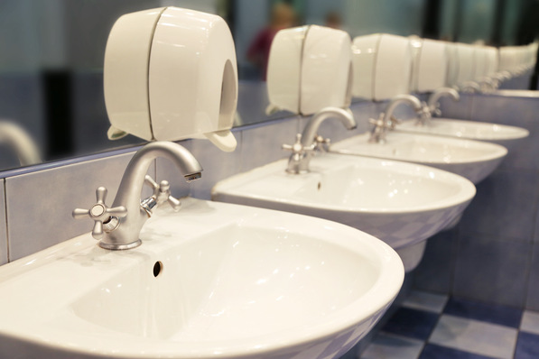 Die Covid-19-Pandemie zeigt mehrere  Probleme im öffentlichen Sanitärraum, mit denen sich der öffentlich-gewerbliche Bereich auseinandersetzen muss. 