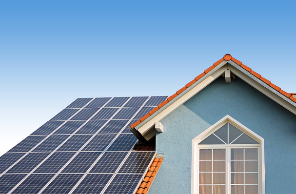 Das Bundesfinanzministerium hat die Ertragssteuerpflicht für kleine Photovoltaikanlagen mit einer Leistung von bis zu zehn Kilowatt abgeschafft. 