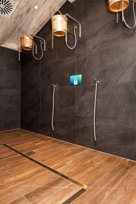 Bild 1: Im privaten wie im öffentlich-gewerblichen Raum – hier: in einer Saunalandschaft der Wasserwelt „Rulantica“ (Europa-Park, Rust) – werden die Ansprüche an bodengleiche Duschanlagen immer individueller, inklusive entsprechender praxisgerechter Entwässerungslösungen.