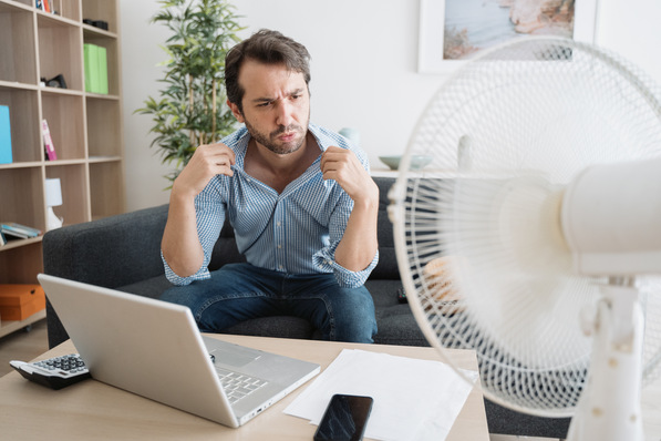 Deutsche verbringen durchschnittlich 15 Stunden pro Woche bei unangenehmen, heißen Sommertemperaturen im eigenen Haus.