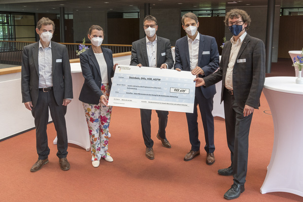 Übergabe des Fördermittelbescheids durch die Parlamentarische Staatssekretärin Rita Schwarzelühr-Sutter an die Projektpartner von SolnetPlus. Von links: Matthias Sandrock (HIR), Rita Schwarzelühr-Sutter (BMU), Heiko Huther (AGFW), Dirk Mangold (Solites), Jan Walter (Difu);
 