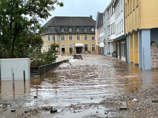 Nach dem heftigen Unwetter in Nordrhein-Westfalen und Rheinland-Pfalz ist die Lage vielerorts noch unübersichtlich.