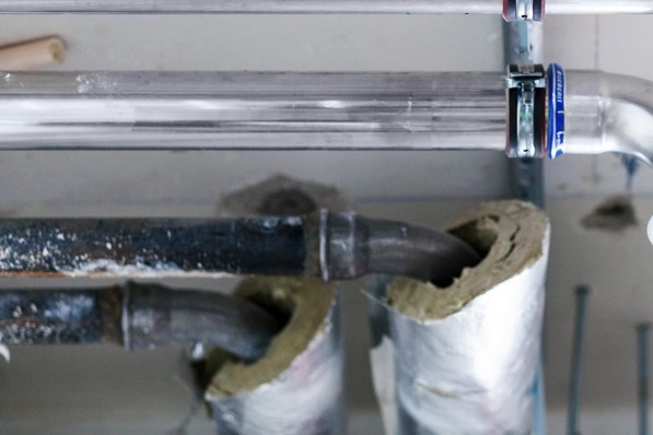 Geberit empfiehlt als erste Sofortmaßnahme nach dem Hochwasser durchnässte Rohrdämmungen zu entfernen. Bei niedrig legierten Rohren können sonst Schäden durch Korrosion auftreten können.