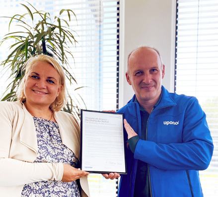 Uponor hat die Charta der Vielfalt unterzeichnet. Stefanie Mühlbauer, Vice Pesident Human Resources Building Solutions Europe, und Dr. Karsten Hoppe, President Building Solutions Europe, nahmen die Urkunde stellvertretend entgegen, selbstverständlich in Einklang mit den aktuellen Hygienevorschriften. Sie wird an allen deutschen Uponor Standorten ausgehängt.