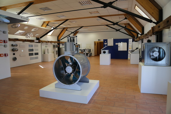 Virtueller Rundgang Seehof: Auch bei der Systemair GmbH gab es durch Corona einen digitalen Sprung. Unter anderem gibt es einen virtuellen Rundgang durch den neuen Showroom im Systemair Schulungszentrum „Seehof“. 
 