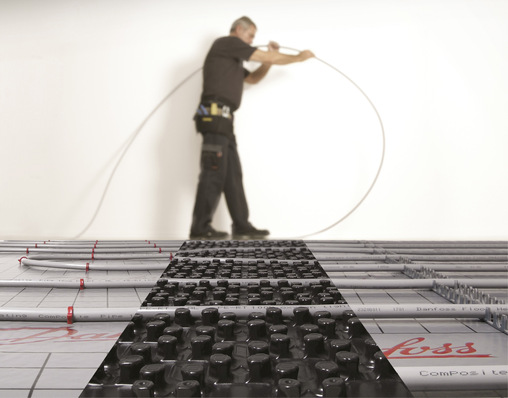 Bild 1:  Ist die Fußbodenheizung einmal verlegt, wird ­deren hydraulischer Abgleich ­später im Zuge der Heizungsmodernisierung häufig zur Herausforderung.