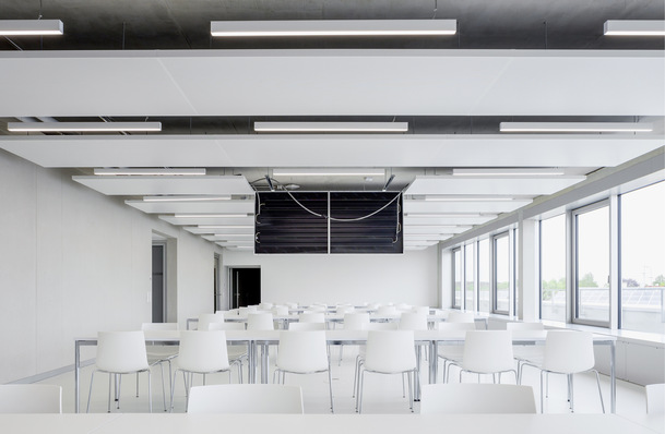 Bild 1:  Kühl- und Heizdecken schaffen ein angenehm temperiertes, zugfreies und hygienisches Umfeld. Bei der Umsetzung ist insbesondere auf die Anlagenhydraulik zu achten.