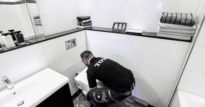 1 Jeder Handgriff sitzt: Das alte WC wird demontiert und die ­Situation wird für die Neuinstallation des Dusch-WCs vorbereitet.