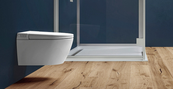 Steuern lässt sich das Dusch-WC entweder ­manuell am seitlichen Toilettenrand oder mit der Infrarot-Fernbedienung, die im Lieferprogramm enthalten ist.