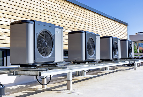 Wärmepumpenkaskaden bieten eine Reihe von Vorteilen. Das Einsatzspektrum reicht vom großen Einfamilienhaus bis hin zu ­Gewerbeobjekten.