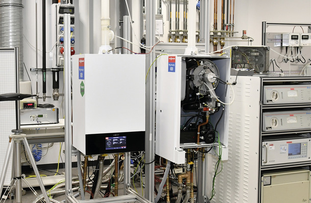 Prüfstand für „H2-ready“-Geräte von Viessmann. Der Hersteller hat im Jahr 2020 nach eigenen Angaben EU-weit rund 150 000 Gas-
Brennwertheizkessel der Serie Vitodens abgesetzt, die mindestens 20 Vol.-% Wasserstoff im Erdgas nutzen können.