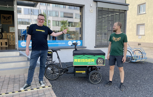 Michael Hanisch, Prokurist und Gesamtniederlassungsleiter bei REISSER in Freiburg (links) hat sich im Fachgeschäft von Dominik Langer (rechts) rund um das passende Lastenfahrrad beraten lassen.