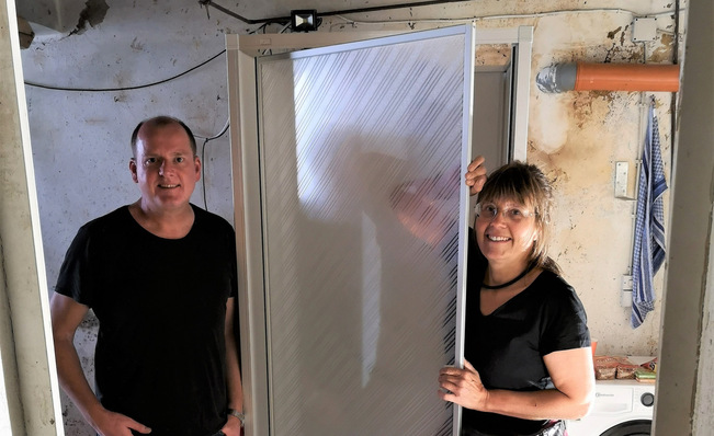 Die Familie Zetzsche-Josten freut sich über die Komplettduschen-Spende. Michael Pohl, Roth Verkaufsleiter Sanitär, war persönlich vor Ort auf allen Baustellen. 