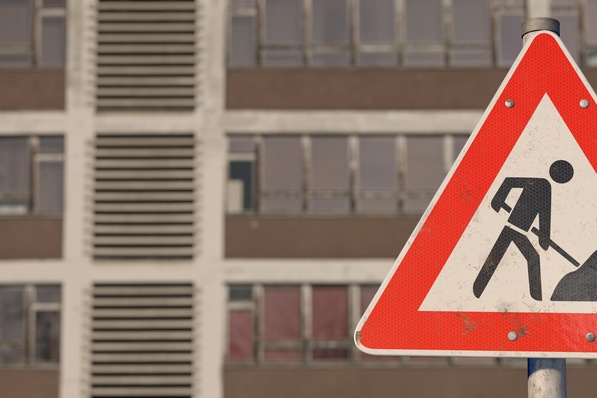 In Einrichtungen für Kinder unter 12 Jahren fördert der Bund jetzt auch für Räume mit eingeschränkter Lüftungsmöglichkeit die Beschaffung und den Einbau stationärer Zu- und Abluftventilatoren.