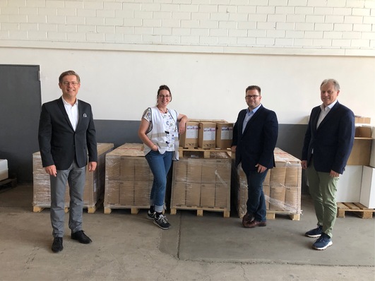 Stefanie Schwarz, Initiatorin Unwetter-Hilfe Erftstadt, und Martin Wisser (2 v.r.), Initiator der Spendenaktion, freuen sich über die Spende von 2.000 Litern Desinfektionsmittel. Gesamtvertriebsleiter Stefan Bollendorf (links) und Marketingund Produktmanagementleiter Stefan Buchsteiner (rechts), beide CONTI Sanitärarmaturen GmbH, überbrachten die Spende.