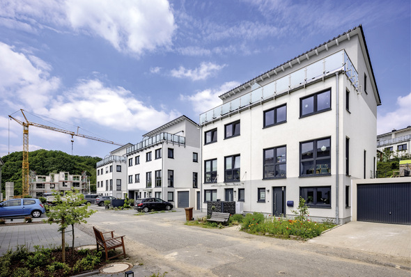 Tritt der sich abzeichnende starke Klimawandel ein, wird sich in Deutschland die Anzahl der heißen Tage und Tropennächte bis 2050 verdoppeln. Das hat Folgen für die künftige Ausstattung von Gebäuden.