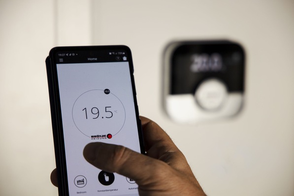 Komfort für den Endkunden: Mit der IDA App gepaart mit der passenden Regelung und dem passenden Raumgerät hat der Nutzer seine Heizung ortsunabhängig im Griff.