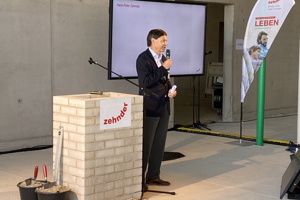 Zehnder: Verwaltungsrats-Präsident Hans-Peter Zehnder unterstrich beim offiziellen Baubeginn die besondere Bedeutung Deutschlands als absatzstärksten Markt innerhalb der Zehnder Group. Das Center of Climate sei deshalb eine wichtige strategische Investition in den Standort Lahr.