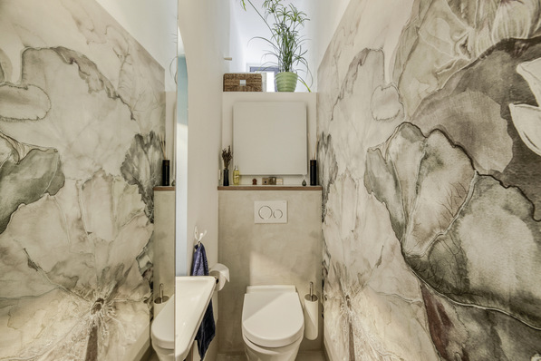 Der Spiegel muss wirklich über die ganze Breite der Wand gehen, um die Illusion perfekt zu machen.