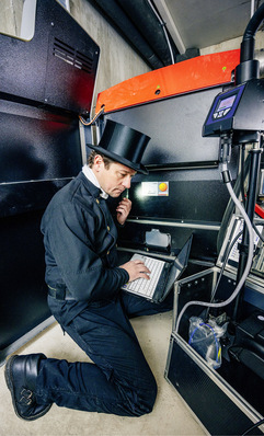 Viel zu messen haben Schornsteinfegerinnen und -feger bei ihren Abgasuntersuchungen an automatischen Holzkesseln nicht. Über 95 % halten die gesetzlichen Grenzwerte ein. Das zeigen die Ergebnisse, die der Bundesverband des Schornsteinfegerhandwerks (ZIV) jedes Jahr in seinen “Erhebungen des Schornsteinfegerhandwerks” vorlegt.